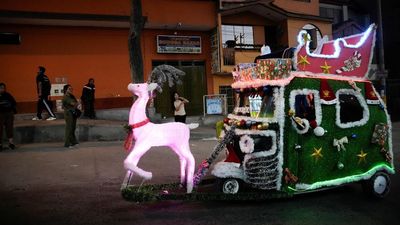 Ojek Unik Pembawa Harapan Natal di Lima