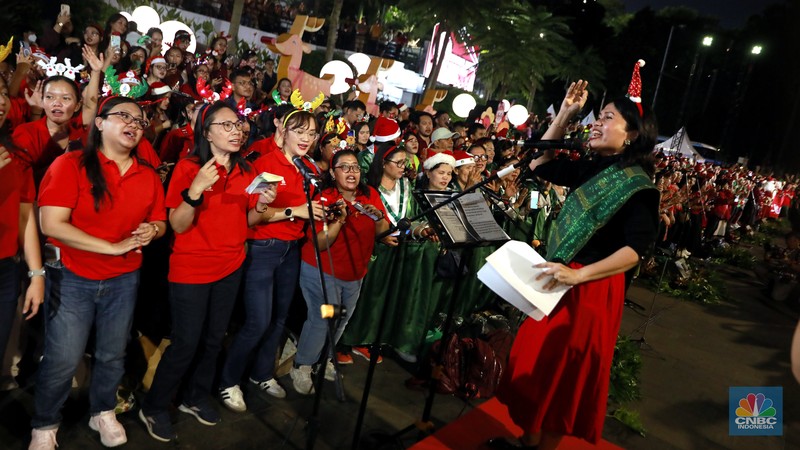Paduan suara menyanyikan lagu Natal Christmas Carol Colossal Vol 2 di jalur pedestrian depan FX Sudirman, Jakarta,  Selasa (23/12/2025) malam. (CNBC Indonesia/Muhammad Sabki)