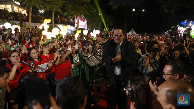 Paduan suara menyanyikan lagu Natal Christmas Carol Colossal Vol 2 di jalur pedestrian depan FX Sudirman, Jakarta,  Selasa (23/12/2025) malam. (CNBC Indonesia/Muhammad Sabki)