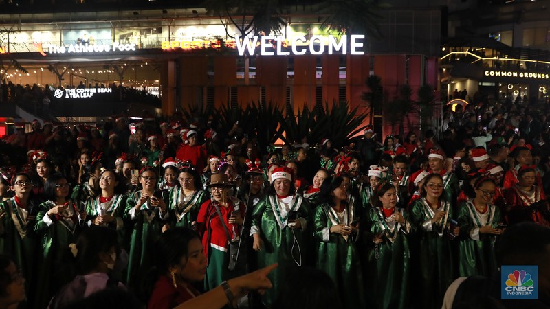 Paduan suara menyanyikan lagu Natal Christmas Carol Colossal Vol 2 di jalur pedestrian depan FX Sudirman, Jakarta,  Selasa (23/12/2025) malam. (CNBC Indonesia/Muhammad Sabki)