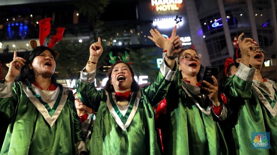 Paduan suara menyanyikan lagu Natal Christmas Carol Colossal Vol 2 di jalur pedestrian depan FX Sudirman, Jakarta,  Selasa (23/12/2025) malam. (CNBC Indonesia/Muhammad Sabki)