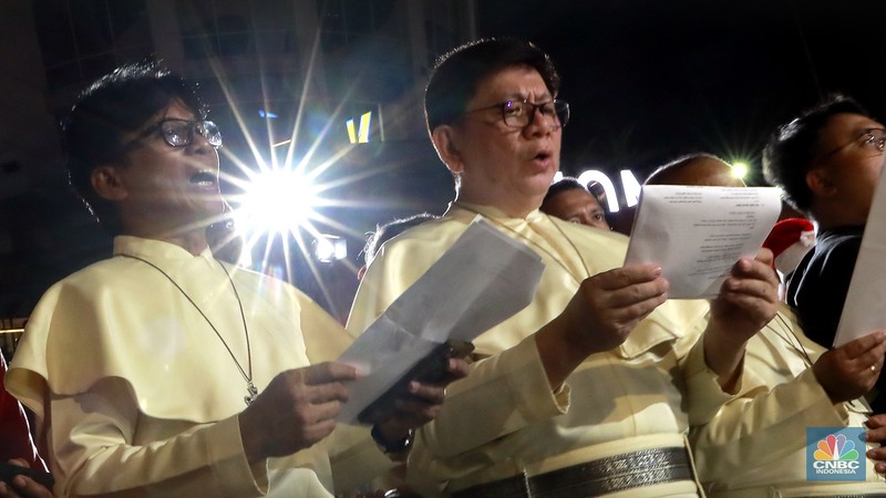 Paduan suara menyanyikan lagu Natal Christmas Carol Colossal Vol 2 di jalur pedestrian depan FX Sudirman, Jakarta,  Selasa (23/12/2025) malam. (CNBC Indonesia/Muhammad Sabki)