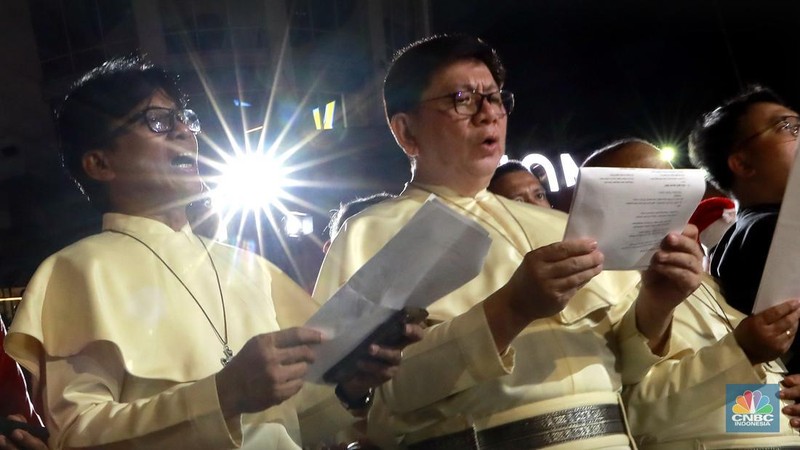 Paduan suara menyanyikan lagu Natal Christmas Carol Colossal Vol 2 di jalur pedestrian depan FX Sudirman, Jakarta,  Selasa (23/12/2025) malam. (CNBC Indonesia/Muhammad Sabki)