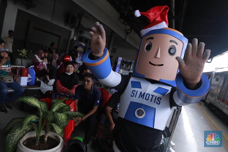 Calon penumpang menunggu keberangkatan kereta api di Stasiun Pasar Senen, Jakarta, Selasa (23/12/2025). (CNBC Indonesia/Muhammad Sabki)