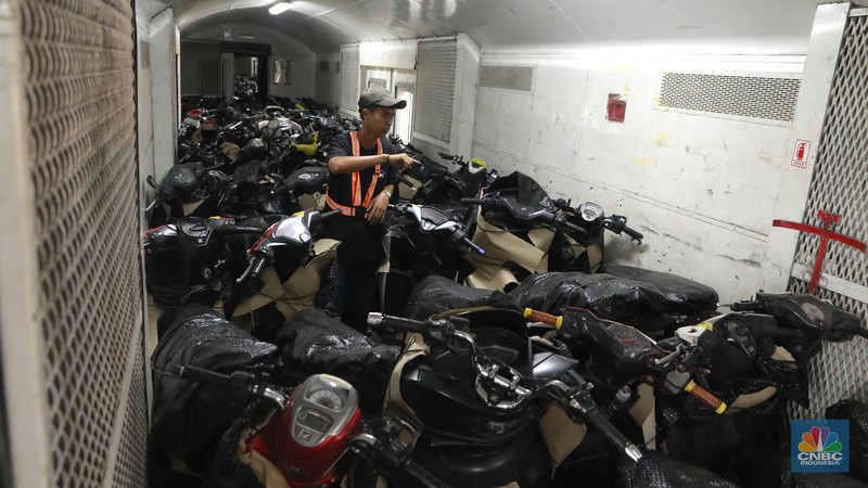 Calon penumpang menunggu keberangkatan kereta api di Stasiun Pasar Senen, Jakarta, Selasa (23/12/2025). (CNBC Indonesia/Muhammad Sabki)