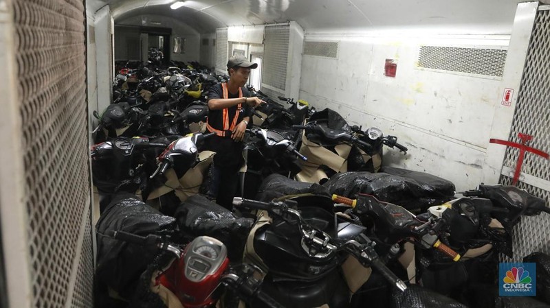 Calon penumpang menunggu keberangkatan kereta api di Stasiun Pasar Senen, Jakarta, Selasa (23/12/2025). (CNBC Indonesia/Muhammad Sabki)