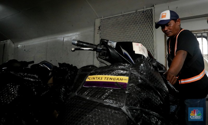 Calon penumpang menunggu keberangkatan kereta api di Stasiun Pasar Senen, Jakarta, Selasa (23/12/2025). (CNBC Indonesia/Muhammad Sabki)