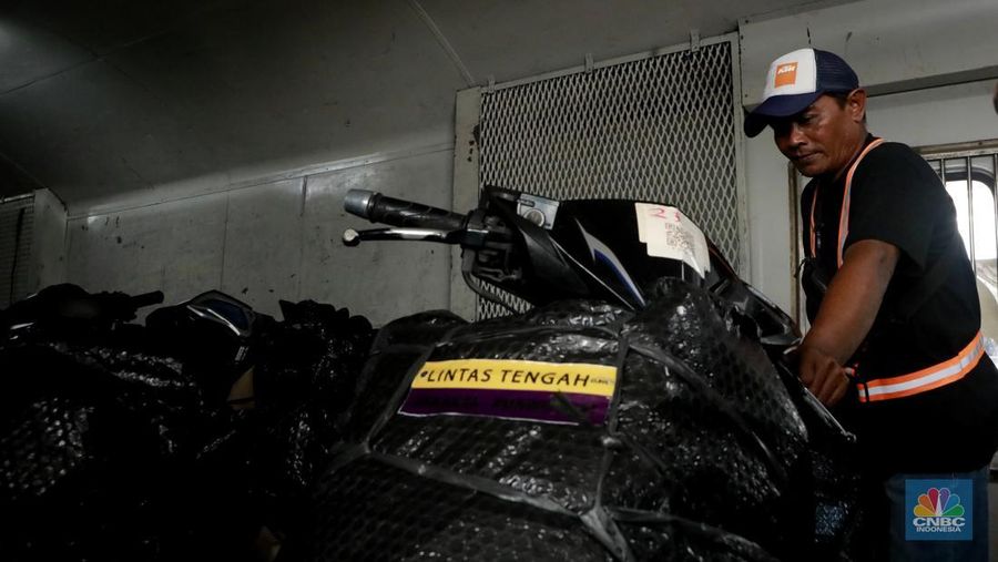 Calon penumpang menunggu keberangkatan kereta api di Stasiun Pasar Senen, Jakarta, Selasa (23/12/2025). (CNBC Indonesia/Muhammad Sabki)