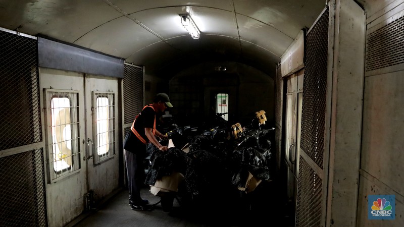 Calon penumpang menunggu keberangkatan kereta api di Stasiun Pasar Senen, Jakarta, Selasa (23/12/2025). (CNBC Indonesia/Muhammad Sabki)
