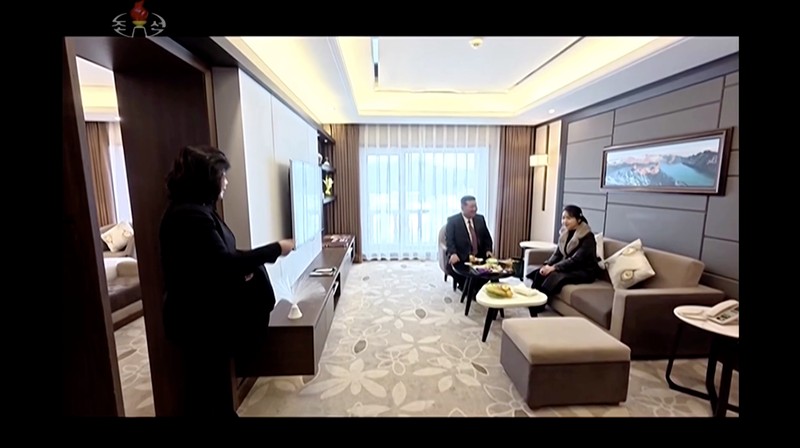 Pemimpin Korea Utara Kim Jong Un dan putrinya Kim Ju Ae berdiri di luar Hotel Milyong saat menghadiri upacara peresmian hotel-hotel di resor wisata di Kota Samjiyon, Korea Utara, 20 Desember 2025, dalam foto yang dirilis oleh Kantor Berita Pusat Korea (KCNA) resmi Korea Utara. (KCNA via REUTERS)