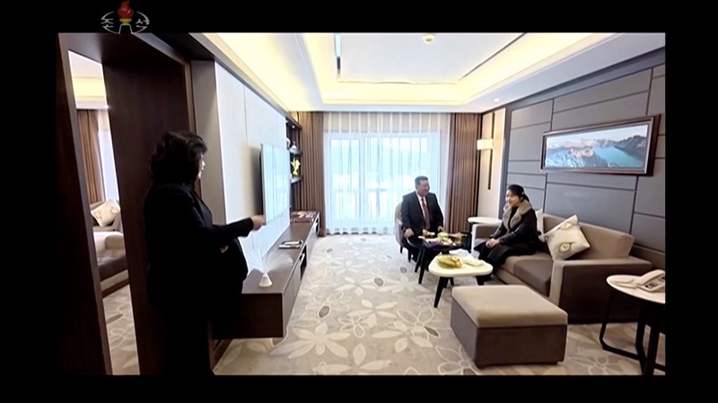 Pemimpin Korea Utara Kim Jong Un dan putrinya Kim Ju Ae berdiri di luar Hotel Milyong saat menghadiri upacara peresmian hotel-hotel di resor wisata di Kota Samjiyon, Korea Utara, 20 Desember 2025, dalam foto yang dirilis oleh Kantor Berita Pusat Korea (KCNA) resmi Korea Utara. (KCNA via REUTERS)