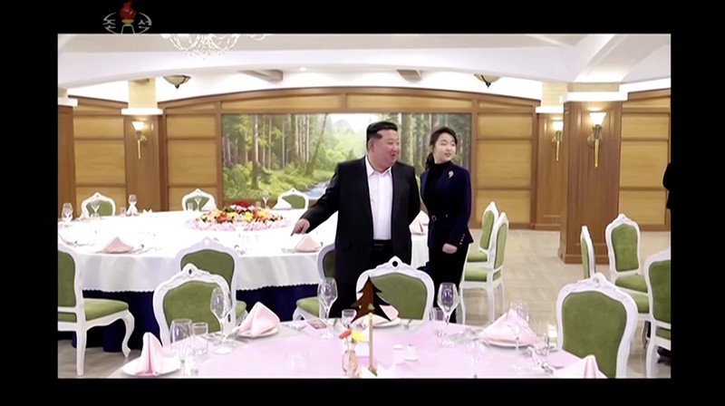 Pemimpin Korea Utara Kim Jong Un dan putrinya Kim Ju Ae berdiri di luar Hotel Milyong saat menghadiri upacara peresmian hotel-hotel di resor wisata di Kota Samjiyon, Korea Utara, 20 Desember 2025, dalam foto yang dirilis oleh Kantor Berita Pusat Korea (KCNA) resmi Korea Utara. (KCNA via REUTERS)
