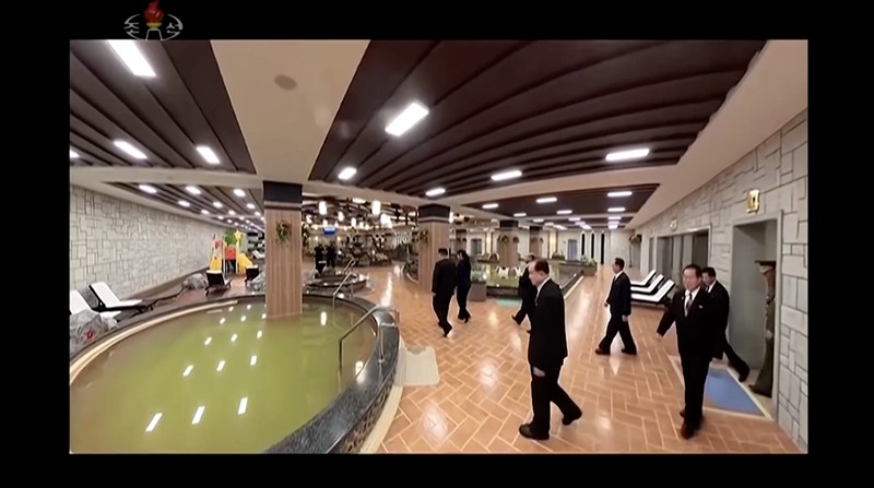 Pemimpin Korea Utara Kim Jong Un dan putrinya Kim Ju Ae berdiri di luar Hotel Milyong saat menghadiri upacara peresmian hotel-hotel di resor wisata di Kota Samjiyon, Korea Utara, 20 Desember 2025, dalam foto yang dirilis oleh Kantor Berita Pusat Korea (KCNA) resmi Korea Utara. (KCNA via REUTERS)