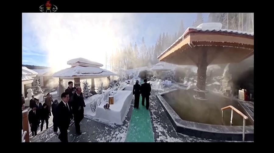 Pemimpin Korea Utara Kim Jong Un dan putrinya Kim Ju Ae berdiri di luar Hotel Milyong saat menghadiri upacara peresmian hotel-hotel di resor wisata di Kota Samjiyon, Korea Utara, 20 Desember 2025, dalam foto yang dirilis oleh Kantor Berita Pusat Korea (KCNA) resmi Korea Utara. (KCNA via REUTERS)