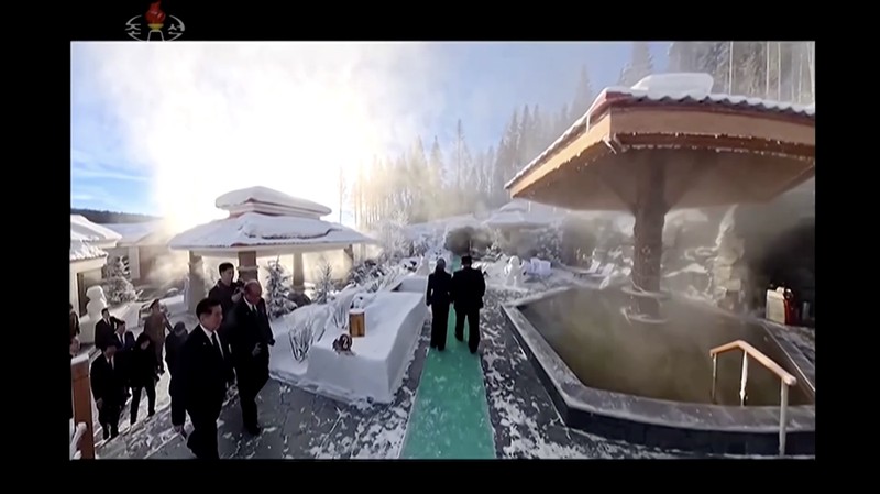 Pemimpin Korea Utara Kim Jong Un dan putrinya Kim Ju Ae berdiri di luar Hotel Milyong saat menghadiri upacara peresmian hotel-hotel di resor wisata di Kota Samjiyon, Korea Utara, 20 Desember 2025, dalam foto yang dirilis oleh Kantor Berita Pusat Korea (KCNA) resmi Korea Utara. (KCNA via REUTERS)