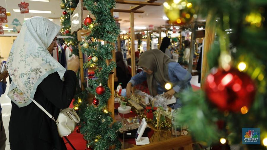 Pengunjung membeli pernak-pernik saat Jakarta Christmas Market 2025 di Blok M Hub, Jakarta, Selasa (23/12/2025). (CNBC Indonesia/Tri Susilo)