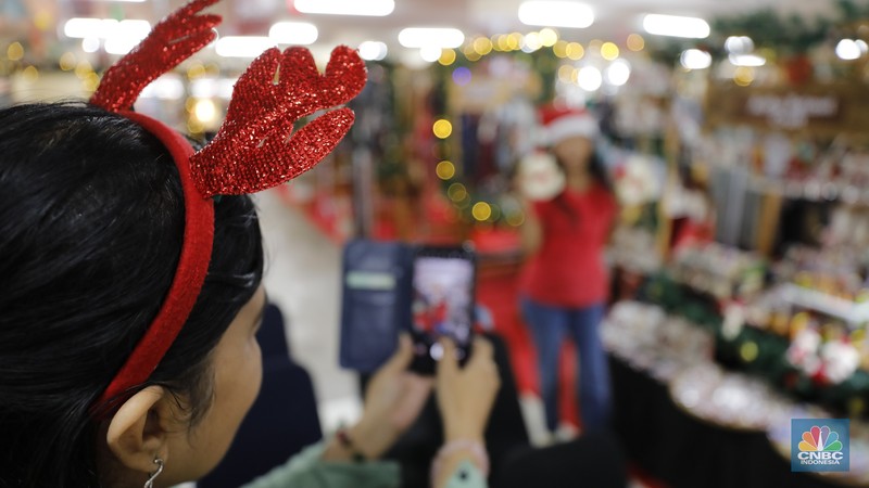 Pengunjung membeli pernak-pernik saat Jakarta Christmas Market 2025 di Blok M Hub, Jakarta, Selasa (23/12/2025). (CNBC Indonesia/Tri Susilo)