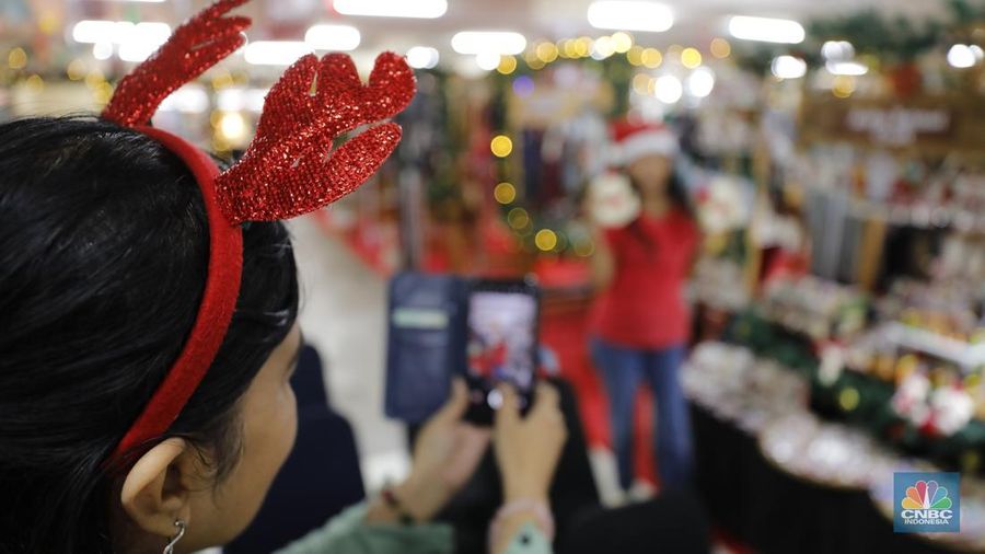 Pengunjung membeli pernak-pernik saat Jakarta Christmas Market 2025 di Blok M Hub, Jakarta, Selasa (23/12/2025). (CNBC Indonesia/Tri Susilo)