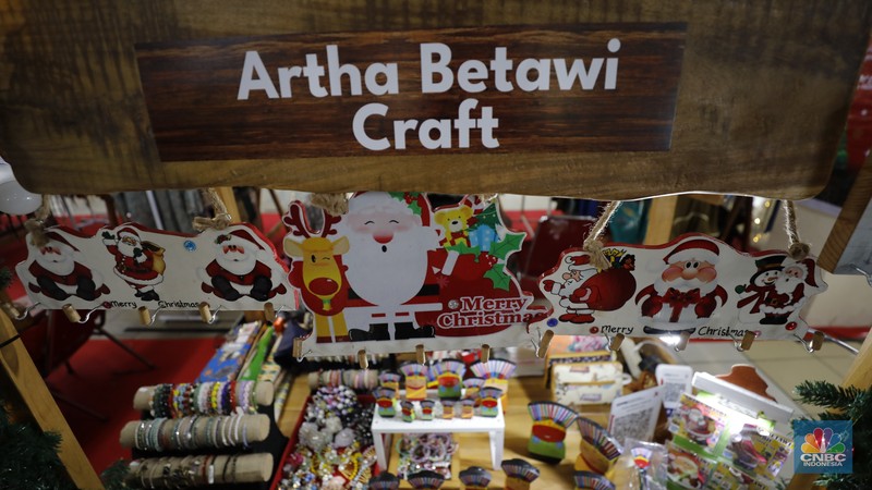 Pengunjung membeli pernak-pernik saat Jakarta Christmas Market 2025 di Blok M Hub, Jakarta, Selasa (23/12/2025). (CNBC Indonesia/Tri Susilo)