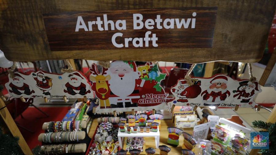 Pengunjung membeli pernak-pernik saat Jakarta Christmas Market 2025 di Blok M Hub, Jakarta, Selasa (23/12/2025). (CNBC Indonesia/Tri Susilo)