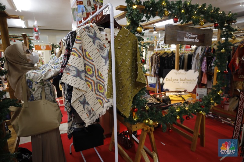 Pengunjung membeli pernak-pernik saat Jakarta Christmas Market 2025 di Blok M Hub, Jakarta, Selasa (23/12/2025). (CNBC Indonesia/Tri Susilo)