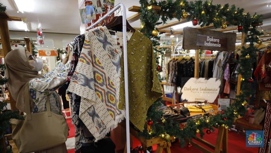 Pengunjung membeli pernak-pernik saat Jakarta Christmas Market 2025 di Blok M Hub, Jakarta, Selasa (23/12/2025). (CNBC Indonesia/Tri Susilo)