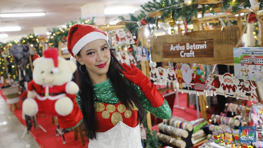 Pengunjung membeli pernak-pernik saat Jakarta Christmas Market 2025 di Blok M Hub, Jakarta, Selasa (23/12/2025). (CNBC Indonesia/Tri Susilo)