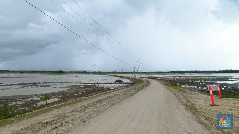 Direktur Jenderal Pengelolaan Kelautan KKP, Koswara  saat meninjau langsung lokasi Proyek Strategis Nasional (PSN) Kawasan Sentra Industri Garam Nasional (K-SIGN) di Rote Ndao, Nusa Tenggara Timur (NTT), Selasa (23/12/2025). (CNBC Indonesia/Martyasari Rizky)