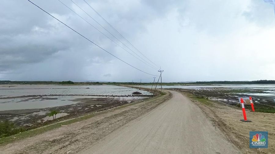 Direktur Jenderal Pengelolaan Kelautan KKP, Koswara  saat meninjau langsung lokasi Proyek Strategis Nasional (PSN) Kawasan Sentra Industri Garam Nasional (K-SIGN) di Rote Ndao, Nusa Tenggara Timur (NTT), Selasa (23/12/2025). (CNBC Indonesia/Martyasari Rizky)