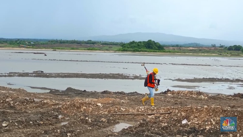 Direktur Jenderal Pengelolaan Kelautan KKP, Koswara  saat meninjau langsung lokasi Proyek Strategis Nasional (PSN) Kawasan Sentra Industri Garam Nasional (K-SIGN) di Rote Ndao, Nusa Tenggara Timur (NTT), Selasa (23/12/2025). (CNBC Indonesia/Martyasari Rizky)