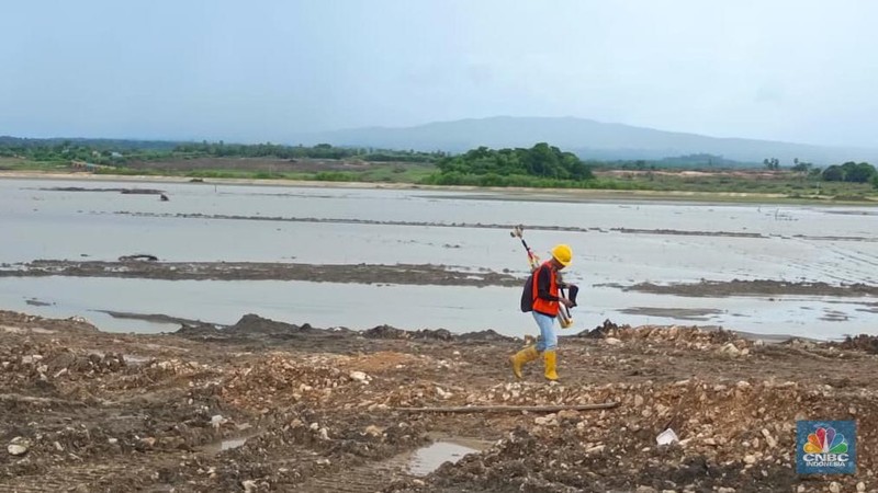 Direktur Jenderal Pengelolaan Kelautan KKP, Koswara  saat meninjau langsung lokasi Proyek Strategis Nasional (PSN) Kawasan Sentra Industri Garam Nasional (K-SIGN) di Rote Ndao, Nusa Tenggara Timur (NTT), Selasa (23/12/2025). (CNBC Indonesia/Martyasari Rizky)