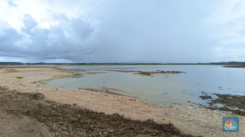 Direktur Jenderal Pengelolaan Kelautan KKP, Koswara  saat meninjau langsung lokasi Proyek Strategis Nasional (PSN) Kawasan Sentra Industri Garam Nasional (K-SIGN) di Rote Ndao, Nusa Tenggara Timur (NTT), Selasa (23/12/2025). (CNBC Indonesia/Martyasari Rizky)