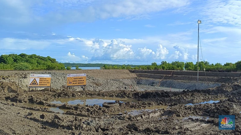 Direktur Jenderal Pengelolaan Kelautan KKP, Koswara  saat meninjau langsung lokasi Proyek Strategis Nasional (PSN) Kawasan Sentra Industri Garam Nasional (K-SIGN) di Rote Ndao, Nusa Tenggara Timur (NTT), Selasa (23/12/2025). (CNBC Indonesia/Martyasari Rizky)