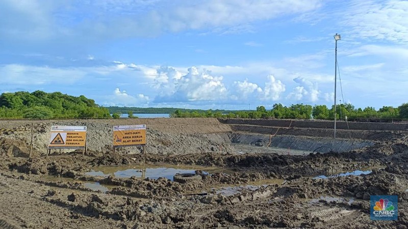 Direktur Jenderal Pengelolaan Kelautan KKP, Koswara  saat meninjau langsung lokasi Proyek Strategis Nasional (PSN) Kawasan Sentra Industri Garam Nasional (K-SIGN) di Rote Ndao, Nusa Tenggara Timur (NTT), Selasa (23/12/2025). (CNBC Indonesia/Martyasari Rizky)