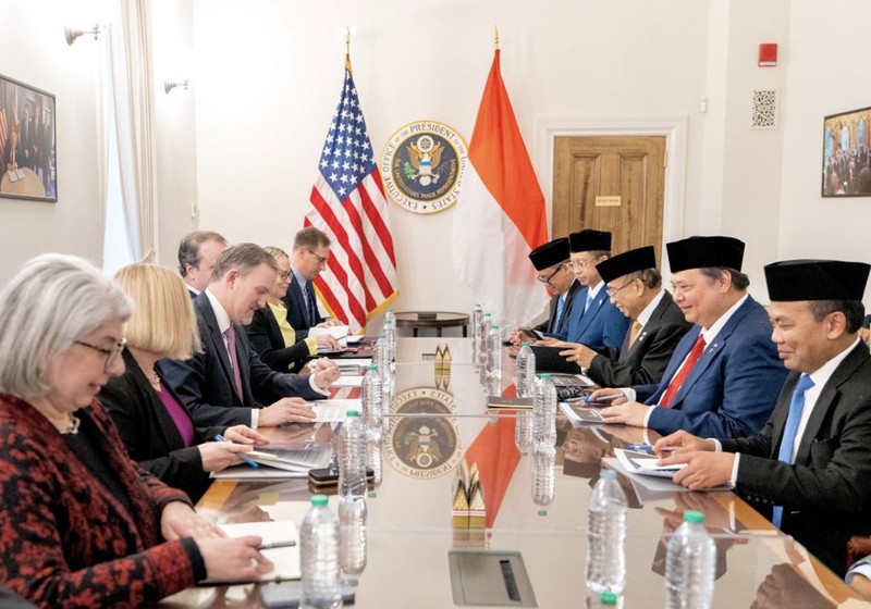 Pertemuan resmi antara Menteri Koordinator Bidang Perekonomian Airlangga Hartarto dengan United States Trade Representative (USTR) Ambassador Jamieson Greer pada Senin (22/12) di Washington D.C. (Dok. ekon.go.id)