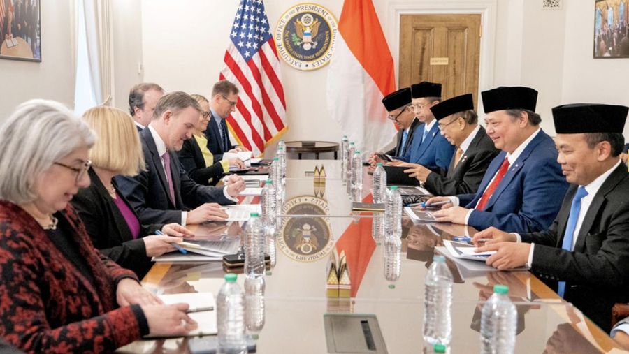 Pertemuan resmi antara Menteri Koordinator Bidang Perekonomian Airlangga Hartarto dengan United States Trade Representative (USTR) Ambassador Jamieson Greer pada Senin (22/12) di Washington D.C. (Dok. ekon.go.id)