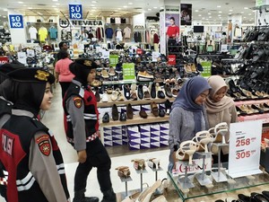 Berikan Rasa Aman, Polisi Sidoarjo Patroli di Pusat Perbelanjaan