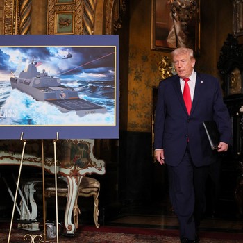 Momen Trump Pamer Kapal Perang Baru AS, Bakal Jadi yang Terbesar