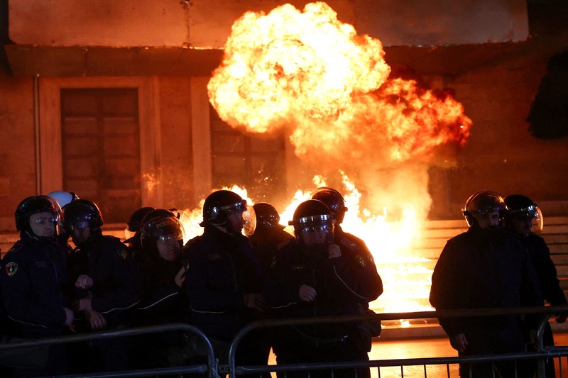 Ricuh saat pendukung oposisi menghadiri protes anti-pemerintah di Tirana, Albania, Senin (22/12/2025). (REUTERS/Florion Goga)