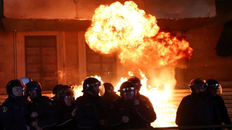 Ricuh saat pendukung oposisi menghadiri protes anti-pemerintah di Tirana, Albania, Senin (22/12/2025). (REUTERS/Florion Goga)