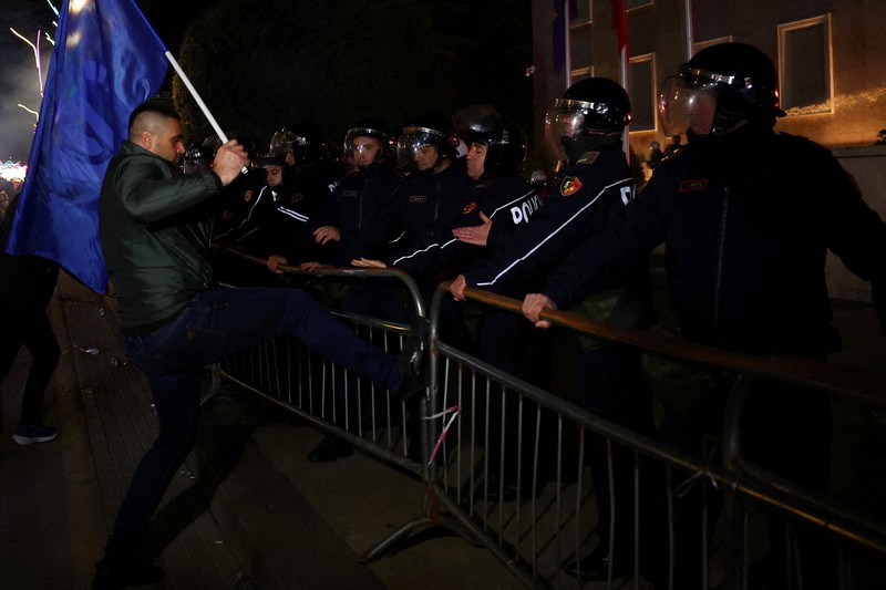 Ricuh saat pendukung oposisi menghadiri protes anti-pemerintah di Tirana, Albania, Senin (22/12/2025). (REUTERS/Florion Goga)