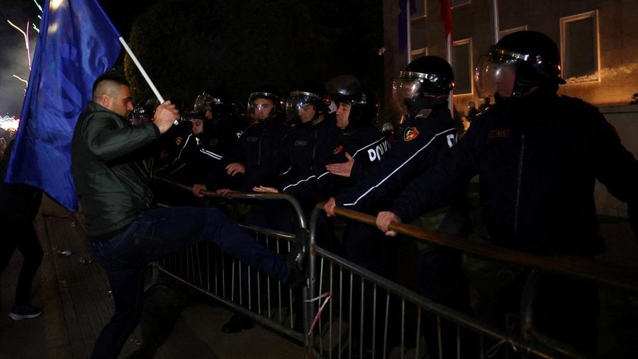 Ricuh saat pendukung oposisi menghadiri protes anti-pemerintah di Tirana, Albania, Senin (22/12/2025). (REUTERS/Florion Goga)