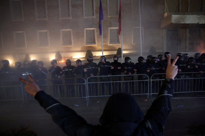Ricuh saat pendukung oposisi menghadiri protes anti-pemerintah di Tirana, Albania, Senin (22/12/2025). (REUTERS/Florion Goga)