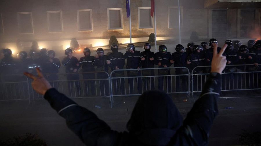 Ricuh saat pendukung oposisi menghadiri protes anti-pemerintah di Tirana, Albania, Senin (22/12/2025). (REUTERS/Florion Goga)