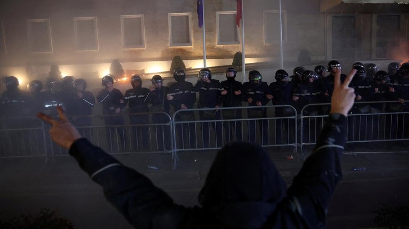 Ricuh saat pendukung oposisi menghadiri protes anti-pemerintah di Tirana, Albania, Senin (22/12/2025). (REUTERS/Florion Goga)