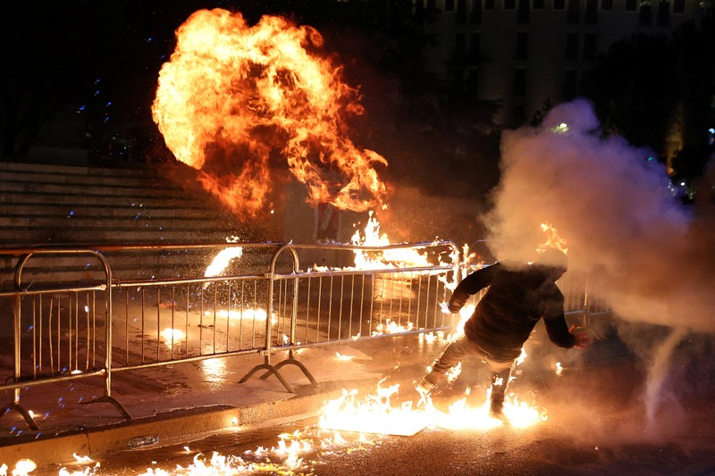 Ricuh saat pendukung oposisi menghadiri protes anti-pemerintah di Tirana, Albania, Senin (22/12/2025). (REUTERS/Florion Goga)