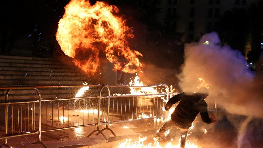 Ricuh saat pendukung oposisi menghadiri protes anti-pemerintah di Tirana, Albania, Senin (22/12/2025). (REUTERS/Florion Goga)