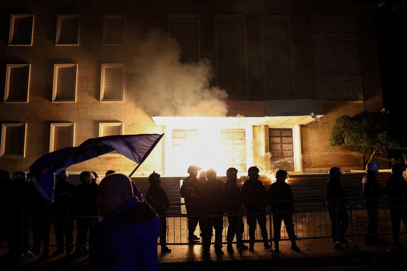 Ricuh saat pendukung oposisi menghadiri protes anti-pemerintah di Tirana, Albania, Senin (22/12/2025). (REUTERS/Florion Goga)