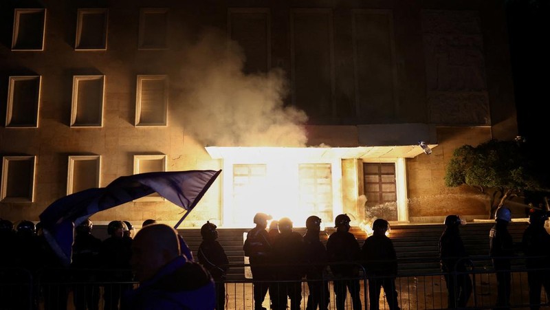 Ricuh saat pendukung oposisi menghadiri protes anti-pemerintah di Tirana, Albania, Senin (22/12/2025). (REUTERS/Florion Goga)