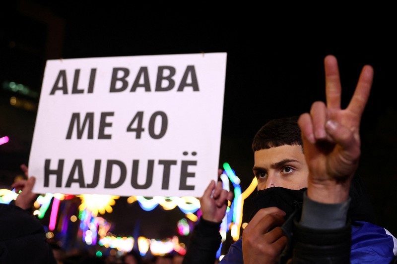 Ricuh saat pendukung oposisi menghadiri protes anti-pemerintah di Tirana, Albania, Senin (22/12/2025). (REUTERS/Florion Goga)